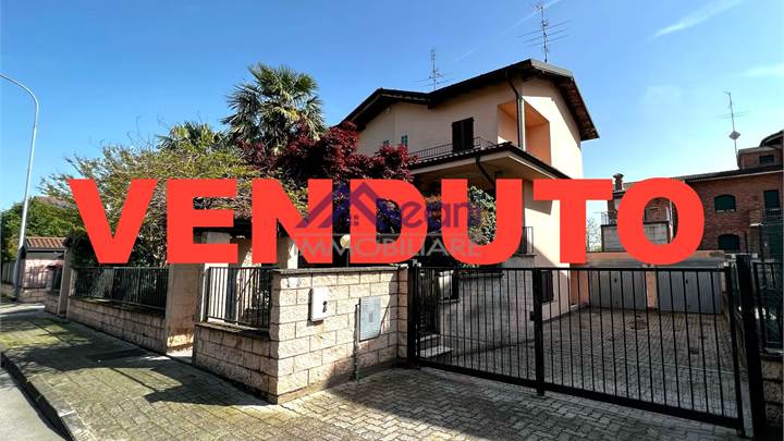 VENDUTO! VILLA BIFAMILIARE CON GIARDINO 