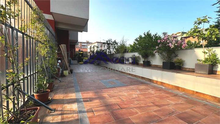 GRANDE 2 LOCALI CON CUCINA ABITABILE E TERRAZZO 