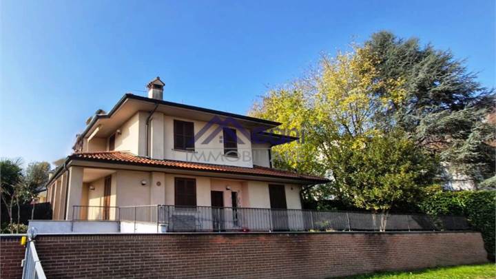 VILLA  BIFAMILIARE CON BOX DOPPIO CENTRO PAESE