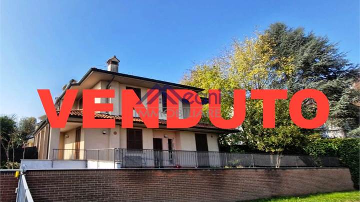VENDUTO - VILLA  BIFAMILIARE CON BOX DOPPIO CENTRO PAESE