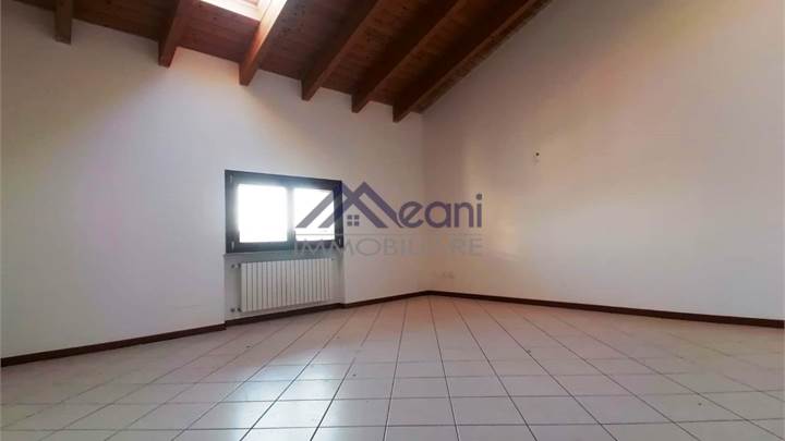 2 LOCALI CON TRAVI A VISTA ! UNICO! LIBERO SUBITO!