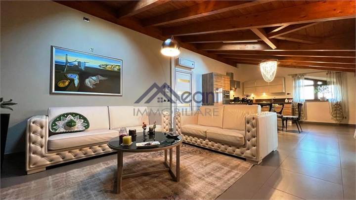 MANSARDA DI 3 LOCALI CON 2 TERRAZZI, CANTINA, BOX!
